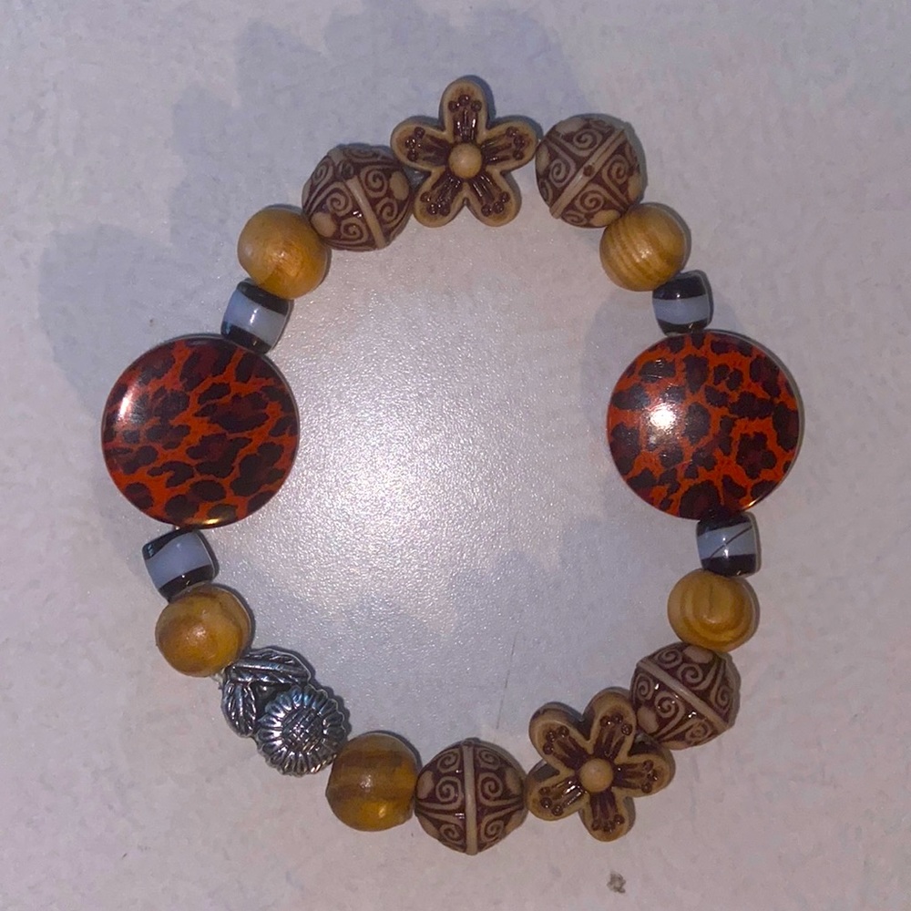 Elastic beaded bracelet
